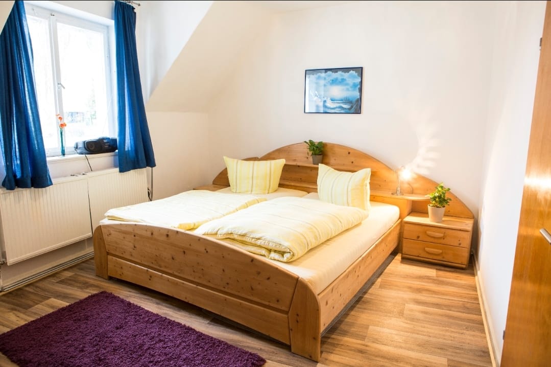 Schlafzimmer mit Doppelbett