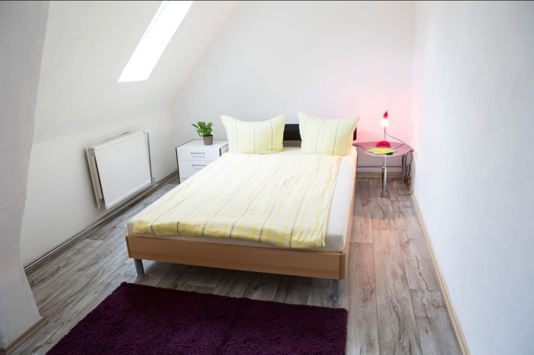 Einzelzimmer mit Dachschräge